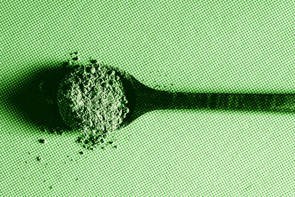 colher contendo pó de suplemento de base vegetal